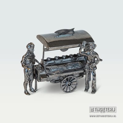 Tinnen Miniatuur Visboer met haringkar – Ambachtelijk Handgemaakt Diorama – Uniek Cadeau & Decoratie - Marktkraam - jubileum visboer - pensioen - uniek cadeau