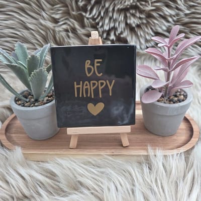 Robuust wenstegeltje “Be Happy” – Keramiek 10x10 cm – Inspirerende Wanddecoratie & Cadeau – Cadeau tegel – Positieve quote tegel – Cadeau voor vriendin – Positief – Lifestyle decoratie - Trendy nu – Zomaar