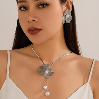 Collier Pendentif Romantique Pétale Perle d'Imitation Boucles d'Oreilles Pour Femmes, Ensemble Collier Boucles d'Oreilles Fleur Feuille de Ginkgo Tridimensionnel à la Mode argenté
