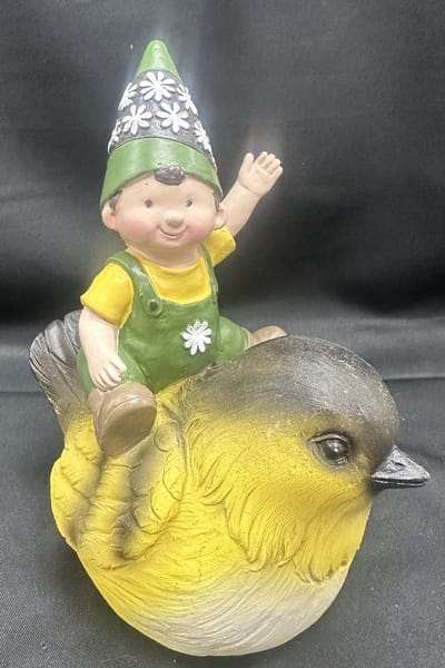 Decoratief polyresin dier "jongen op vogel - meerkleurig + groen/geel - hoogte 16x11x5 cm - Woonaccessoires - Decoratieve beeldjes