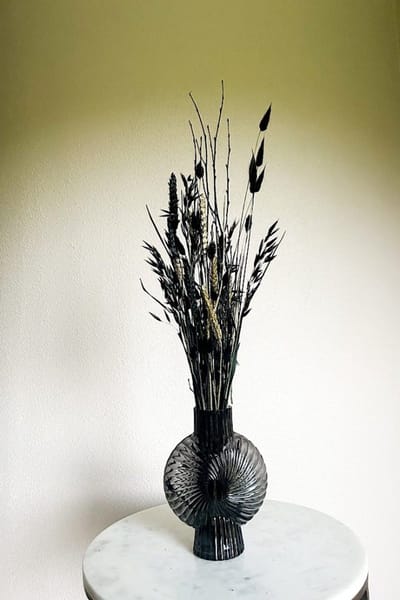 Droogbloemen – Boeket Danique (incl. vaas) - Vaas met droogbloemen - Zwarte droogbloemen - Droogboeket - Cadeau vrouw - Moderne vaas met droogbloemen - Trendy droogbloemen - Moderne droogbloemen - Cadeau vrouw - La florista