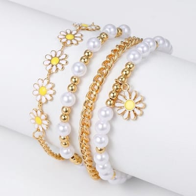 Set van 4 armbanden voor dames en meisjes met madeliefjes, parelkralen en goudkleurige schakels – zomerse sieradenset met bloemdetails