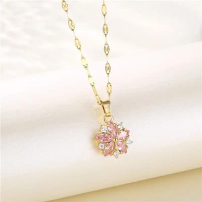 Collier Pendentif Fleur de Cerisier Douce, Conçu avec un Cœur de Jeune Fille, Accessoire de Cou Polyvalent et Élégant, Bijou Tendance pour les Rendez-vous Quotidiens. 45cm