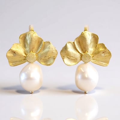 Chique oorbellen met witte parel in verguld zilver