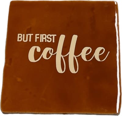 Hippe tegeltje met tekst: But first coffee | Roest met beige | Gepersonaliseerde cadeau | Hippe Spreuktegel | Nieuwe woning cadeau | Housewarming cadeau | Quote tegeltje met Koffie coffee
