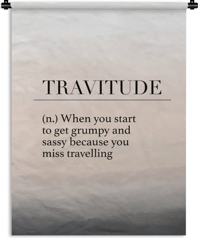 Wandkleed - Wanddoek - Spreuken - Quotes - When you start to get grumpy and sassy because you miss travelling - Travitude - 90x120 cm - Wandtapijt