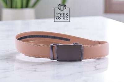 Lichtbruine lederen riem zonder gaatjes met automatische gesp voor heren ( model L168 )