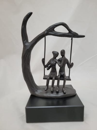 Beeldje dromen leven lachen liefde - 6x13x19 - steen en metaal - bruin