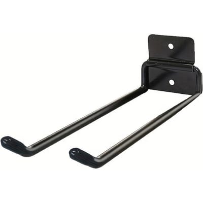 Aan de muur gemonteerde haken voor het opbergen van tuingereedschap, inclusief hangers voor schoppen en harken, ontworpen voor de organisatie van tuingereedschap.