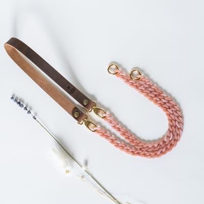The Leather Rebel - Telefoonkoord - buffel bruin - oud roze