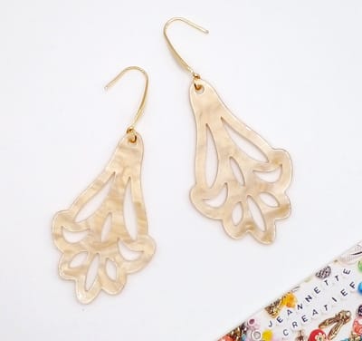 Jeannette-Creatief® - Resin - Resin Barok Chandelier Beige - NIEUW! - Dames Oorbellen - Resin oorbellen - Oorbellen met Resin Hangers - Resin Hangers -Oorbellen - Beige Oorbellen - Valentijn
