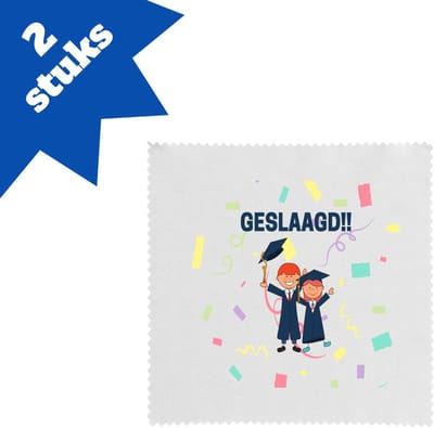Akyol - geslaagd 2 mensen brillendoekjes - Felicitatie - iemand die is geslaagd - gefeliciteerd - examen - school - diploma gehaald - 17,8 bij 17,8 cm - 2 stuks