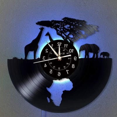 Retro Muurklok met Safari Dieren en Verlichting, Handgemaakte Wanddecoratie, Afrikaans Thema, Perfect als Cadeau voor Dierenliefhebbers