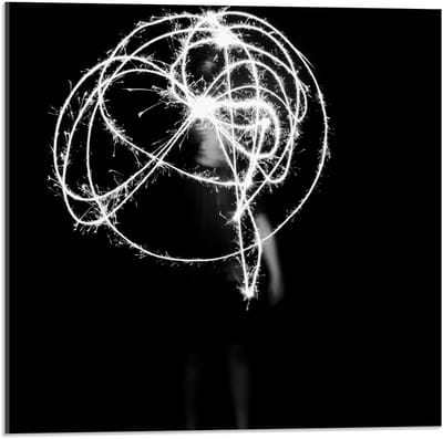 Acrylglas - Vuurwerk Figuur met Zwarte Achtergrond - 50x50cm Foto op Acrylglas (Met Ophangsysteem)