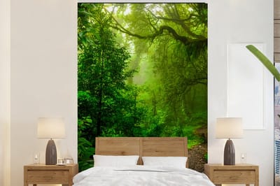 Behang - Fotobehang Landschap - Jungle - Tropisch - Zon - Groen - Breedte 160 cm x hoogte 240 cm