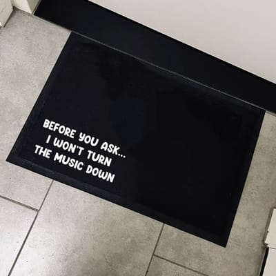 Deurmat met tekst-Before you ask i wont turn the music down-cadeau samenwonen-kerst cadeautje-Grappige deurmat-Deurmat binnen-60x40cm