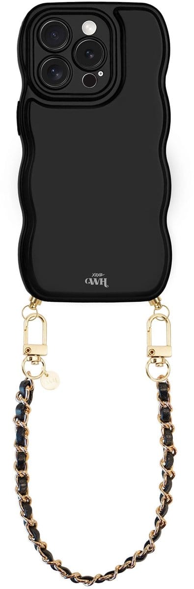 xoxo Wildhearts Glossy Wavy Cord Case Black - Geschikt voor iPhone 16 Pro Max - Classic Chain - Kort koord - Glimmend telefoonhoesje met golven - Hoesje met koord - Zwart met gouden ketting - Telefoonkoord - Korte variant koord