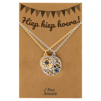 BFF Ketting voor 2 'Hiep Hiep Hoera' - Rondjes ILY IN 100 TALEN - Vriendschapsketting op Cadeau Kaartje - 45cm + 5cm verstelbaar - Goudkleurig & Zilverkleurig - Verjaardags Hanger - Pax Amare