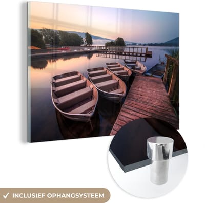 ® Glasschilderij 180x120 cm - Schilderij acrylglas - Bootjes aan de steiger in het Nationaal park Brecon Beacons in Wales - Foto op glas - Muurdecoratie woonkamer - Wanddecoratie slaapkamer - Schilderijen