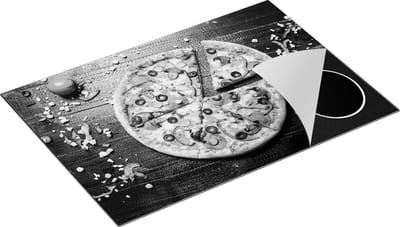 Chefcare Inductie Beschermer Pepperoni Pizza op Houten Planken - Zwart Wit - 75x50 cm - Afdekplaat Inductie - Kookplaat Beschermer - Inductie Mat