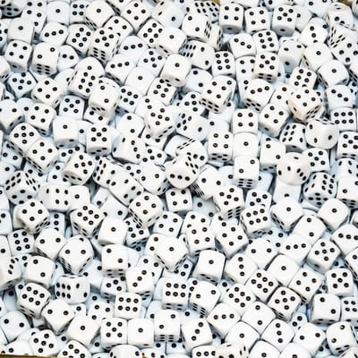 Set van 100 standaard 16mm dobbelstenen in 15 levendige kleuren