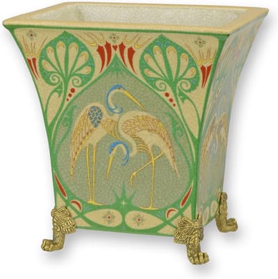 EEN PORSELEINEN PLANTENBAK MET BRONZEN MONTUUR