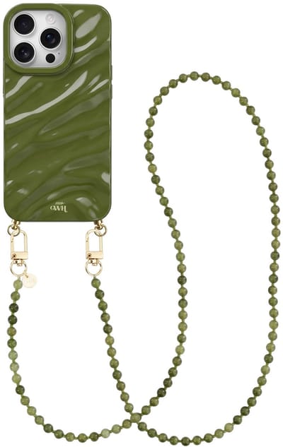 xoxo Wildhearts Green Glaze telefoonhoesje met koord - geschikt voor iPhone 16 Pro - Deep Olives (lang koord) - Dream hoesje met telefoonkoord - Glimmende silicone case met plooien - Kralenketting met gouden details - Groen