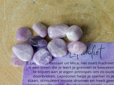 Lepidoliet steentjes - 13 Gram - edelsteen - Perfect cadeau voor vrouwen- Inclusief uitleg - Spiritueel - Lepidolite - Positieve keuzes - helpt bij verandering - Doelbewust - Stress - Slapen - 100% NATUURLIJK