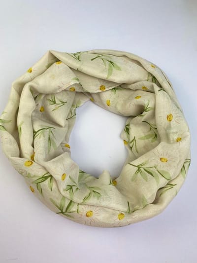 Colsjaal vrolijk met bloemetjes 50% katoen met 50% viscose