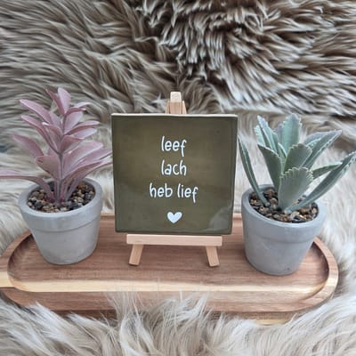 CreaCraft - Robuust Wenstegeltje – leef lach heb lief - Handmade – Hip trendy tegeltje – Tegeltje met Spreuk – Housewarmingcadeau of zomaar – Keramiek – 10x10 cm – Wanddecoratie –Sfeervol en Persoonlijk - Vriend(in) – Trendy nu – Origineel cadeau