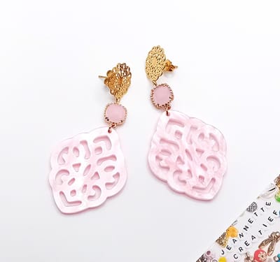 Jeannette-Creatief - Resin - Pink Glass - Roze Oorbellen - Gouden Oorhangers - Resin & Crystal Glass - Poederroze - Oorhangers Dames - Oorbellen Dames - Resin oorbellen - Resin oorhangers - Gouden RVS Oorstekers - Valentijn - Moederdag