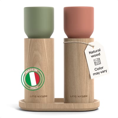 LARS NYSØM LARS NYSØM houten peper- en zoutmolenset met dienblad – Handmatige molens met verstelbare keramische maalwerken – Elegante beukenhouten set voor keuken of tafel (Brick Red/Sage Green)