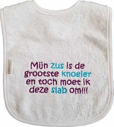 Witte slab met "Mijn zus is de grootste knoeier en toch moet ik deze slab om!!!" - zusje, babyshower, zwanger, cadeautje, kraamcadeau, grappig, geschenk, baby, tekst, slabber, slabbertje, slabbetje
