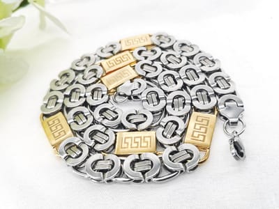 RVS SET Bicolor zilverkleurig platte koningsschakel met goudkleurig Grieks design ketting L 60 cm met armband 22 cm.