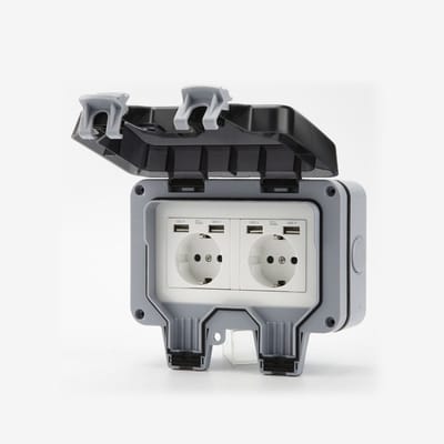 Waterdicht stopcontact met aan/uit-schakelaar, flip-bescherming en 4 USB-poorten
