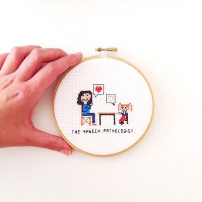 Vrouwlijke logopediste borduurpakket | Borduurpakket voor volwassenen | Logopedie kado maken  | Borduurpakket inclusief borduurring, DMC borduurgaren, Aida borduurstof, borduurnaald en instructies