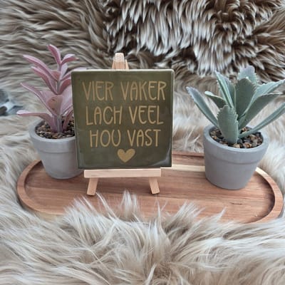 Robuust Wenstegeltje "Vier vaker lach veel" – Hip trendy tegeltje – 10x10 cm – Cadeau voor Nieuwe Woning, Housewarming of Gezinscadeau – Sfeervol en Persoonlijk - Vriend(in) - Zomaar – Trendy nu – Decoratief Tegeltje met Standaard – Cadeau Idee