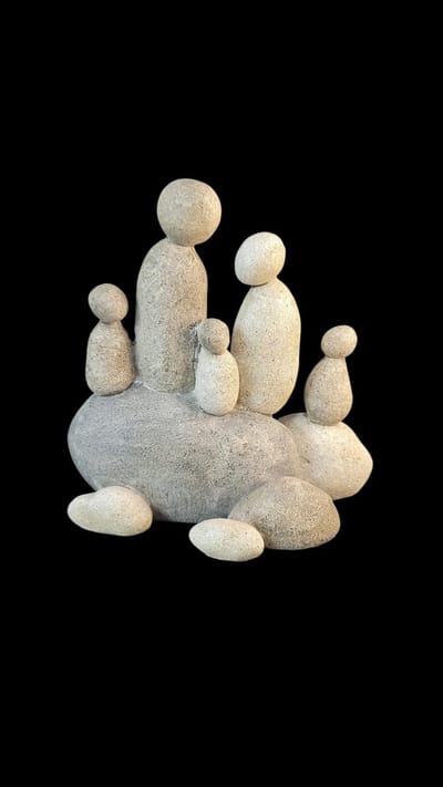 beeld kiezelstenen gezin met drie kinderen - famile beeld - 7x12x12 cm - grijs creme - resin beeld is onzijdig vader moeder - moeder moeder - vader vader
