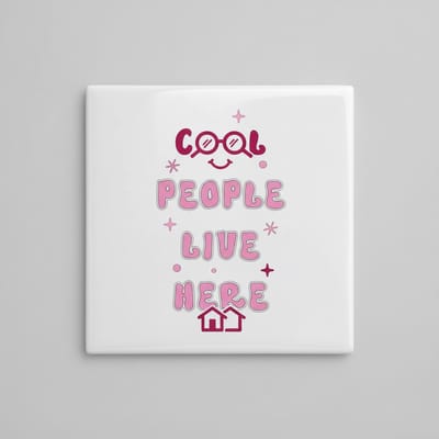 Decoratieve Keramische Wandtegel 15x15 cm – “Cool People Live Here” Tekst – Moderne Woondecoratie