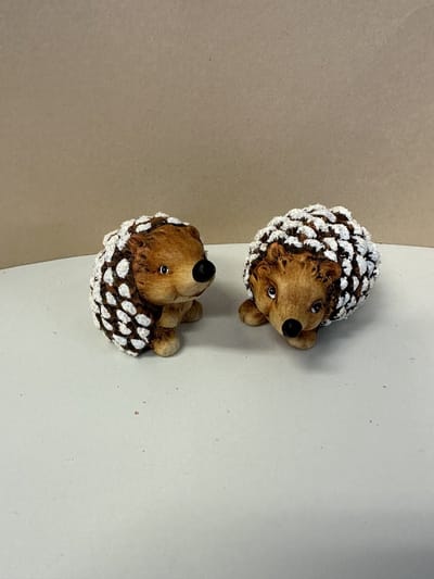 Kerstbeeldjes keramiek - Set van 2 stuks - Kerst egels - Bruin + glitters - Kerstdecoratie - hoogte 5x8x6 cm cm