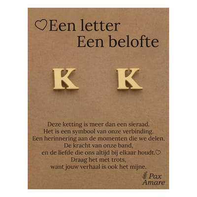 Initiaal Oorbellen met Letter K op Cadeau Kaartje - Een letter, een belofte - Goudkleurig - Naam Sieraad Cadeau - Roestvrij Staal Oorknopjes - Pax Amare