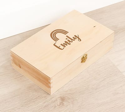 Houten kistje 'Emily' Regenboog - Tekenkist - Herinneringsdoos - Kraamcadeau - Knutseldoos - Memorybox - Baby - Geboorte