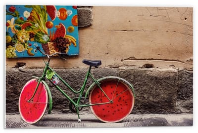 Forex - Watermeloenfiets tegen Muur - 60x40cm Foto op Forex
