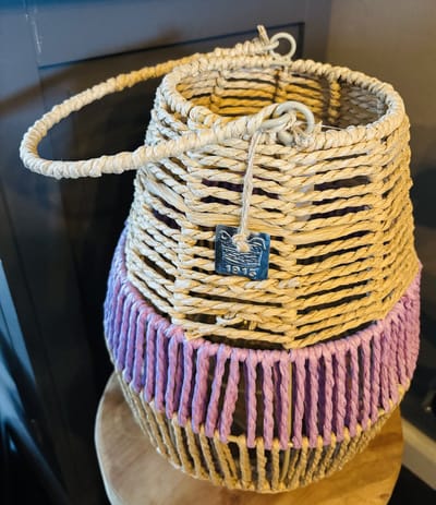 Windlicht Violet | Beige Lila Paars | Woonaccessoire | Woonaccessoires | Interieur | Lantaarn | Zeegras | Paasdecoratie | Pasen | Paasdagen | Lente | Woonkamer | Huiskamer | Lente vibes | Vrolijk | Leuk