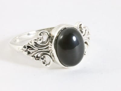 Fijne bewerkte zilveren ring met onyx - maat 17.5