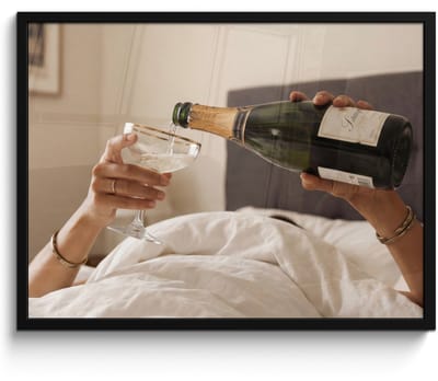 Poster in lijst - Fotolijst 80x60 cm - Posters - Champagne - Bed - Bubbels - Posterlijst zwart - Decoratie - Wanddecoratie woonkamer - Muurdecoratie slaapkamer