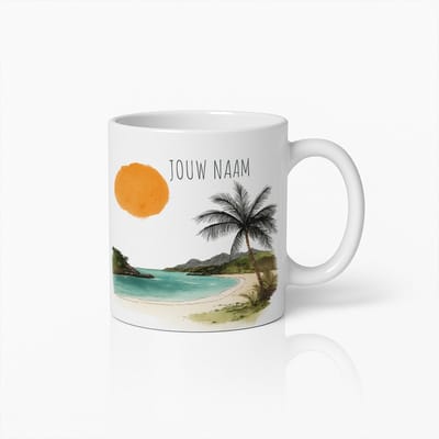 Gepersonaliseerde Tropische Strandmok met Naam – Zomerse Koffiebeker met Uitzicht op Zee en Palmboom