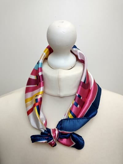 Vierkante dames neksjaal Bente-fantasiemotief-donker blauw wit fuchsia geel beige rood bordeaux roze-50x50