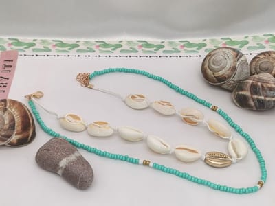 Ketting – 2 delig - kleine blauw met goudkralen kralen – en ketting met schelp - Boho – Hippie – Chic – strand – zomer.