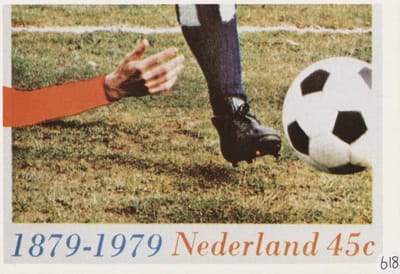 Briefkaart met afbeelding 100 jaar voetbal in Nederland postzegel